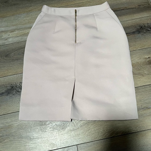 Original Valentino Straight Skirt.  Designed to fit  Size 4. - Picture 2 of 4